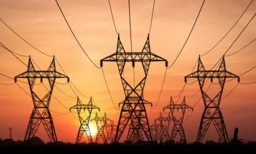 عوام پر مہنگائی کا بم گرانے کی تیاری، بجلی کی قیمت میں اضافے کا امکان