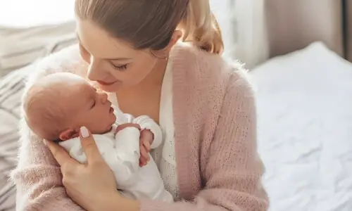 بڑھتی عمر میں ماں بننے کا رجحان: محفوظ حمل اور صحت مند بچے کے لیے چند ضروری تدابیر