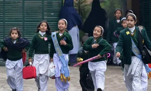 سرکاری و نجی یونیورسٹیز کی کلاسز بحال، سندھ کے اسکولوں میں ہفتہ وار دو دن تعطیل