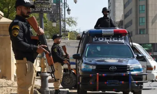 وزیراعلیٰ کی بے بسی، زمینوں پر قبضے میں ملوث افسر سندھ پولیس کے حساس عہدے پر تعینات