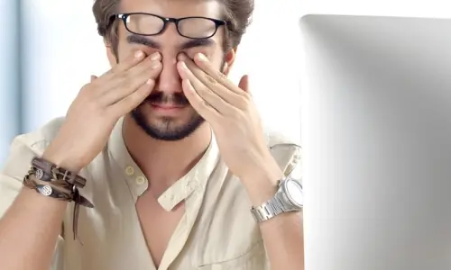 موبائل اور لیپ ٹاپ سے آنکھوں کی جلن؟ 20-20-20 اصول سے سکون پائیں