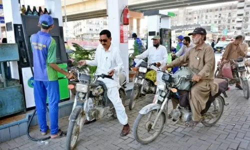 &rsquo;عوام کچھ دن شور کریں گے پھر آگے بڑھ جائیں گے&lsquo;: پیٹرول کی قیمت بڑھنے پر سوشل میڈیا صارفین برہم