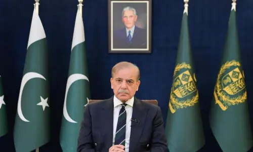 وزیراعظم کا پٹرولیم لیوی میں 80 روپے کمی کا اعلان، پٹرول کی نئی قیمت 378 روپے مقرر