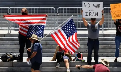 جنگ کی قیمت کون ادا کرے گا؟ امریکی عوام اپنی معیشت اور فوجیوں کی زندگیوں کے بارے میں سخت فکر مند