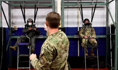 ایران میں موت کو شکست کی کوشش: امریکی پائلٹس زندہ بچنے کے لیے کیا طریقہ اپنا سکتے ہیں؟