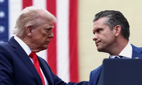 صدر ٹرمپ وزیرِ جنگ کو کسی بھی وقت عہدے سے فارغ کر سکتے ہیں: امریکی اخبار