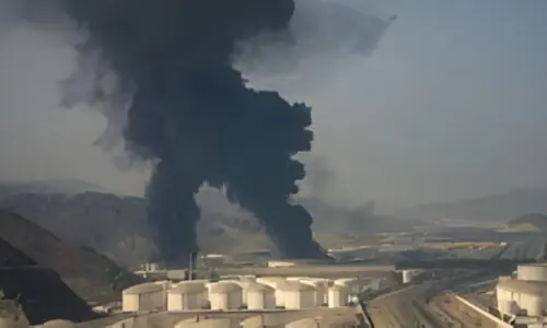 ایران کے خلیجی ممالک میں اہم تنصیبات پر حملے، سرکاری عمارت میں آگ بھڑک اُٹھی