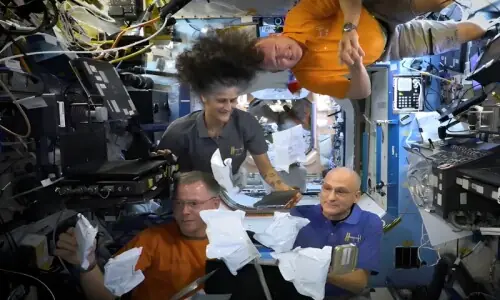 چاند کے مدار میں &rsquo;آرٹیمس ٹو&lsquo; کے خلا نوردوں کی روزمرہ زندگی کیسی ہے؟