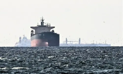 آبنائے ہرمز سے گزرنے والے جہازوں سے امریکا ٹیکس لے گا: ٹرمپ