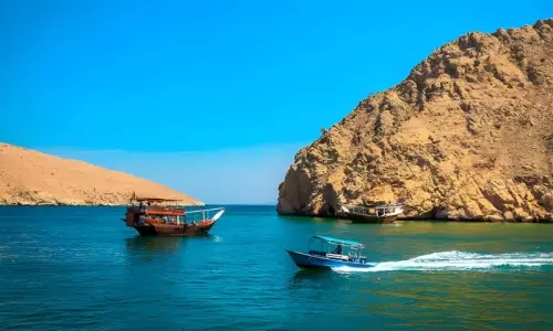 آبنائے ہرمز میں پھنسے بحری جہاز عمانی سمندری راستہ کیوں استعمال نہیں کر رہے؟