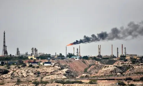 امریکا کے ایرانی جزیرے خارگ، ریلوے تنصیبات اور پلوں پر فضائی حملے