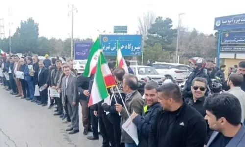 ایرانی شہری امریکی حملوں سے بجلی گھروں، پلوں کی حفاظت کے لیے نکل آئے