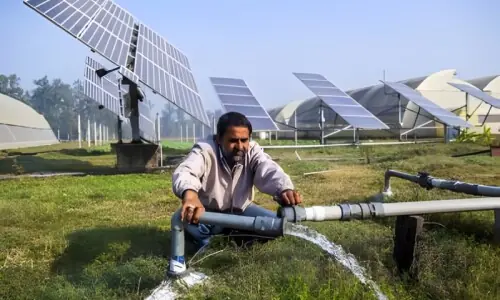 توانائی بحران، پاکستان میں سولر پینلز نے ملک کو کیسے بچائے رکھا؟