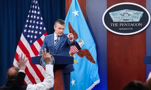 &rsquo;جیت گئے تھے تو سیزفائر کیوں کیا&lsquo;، سخت سوالات پر پیٹ ہیگسیتھ بھڑک گئے