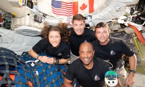 آرٹیمس ٹو: چاند کے تاریخی سفر کے بعد خلا نوردوں کی زمین پر واپسی کی تیاری