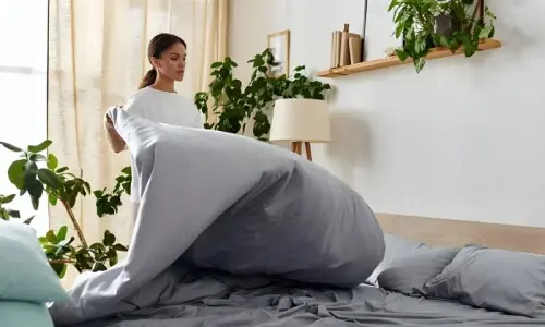 پسینے، تیل اور مردہ کھال سے بھرے اپنے پرانے گدے کو کیسے صاف کریں؟