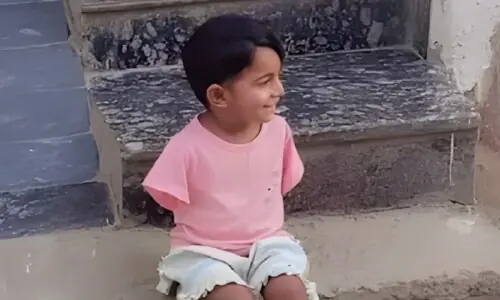 معذور بچی کی وہ مسکراہٹ جس نے سوشل میڈیا کو رلا دیا