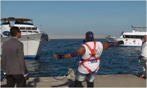 ویڈیو: دانتوں سے 720 ٹن وزنی بحری جہاز کھینچنے کا ورلڈ ریکارڈ