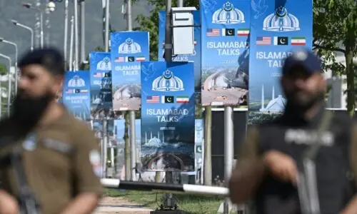 ایران کے مذاکرات سے انکار کے بعد پاکستان کی کوششیں تیز، وزیرِ داخلہ کی اہم امور پر بریفنگ