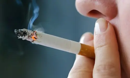 برطانیہ میں تمباکو نوشی پر تاحیات پابندی: آج کے نو عمر نوجوان کبھی سگریٹ نہیں خرید سکیں گے