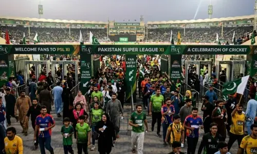 شائقین کو اسٹیڈیم آنے کی اجازت دی جائے: پی ایس ایل مینجمنٹ کی وزیراعظم سے درخواست