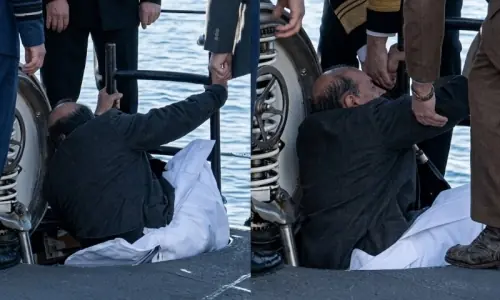 بھارتی وزیر دفاع جرمنی میں آبدوز کے داخلی راستے پر پھنس گئے، ویڈیو وائرل