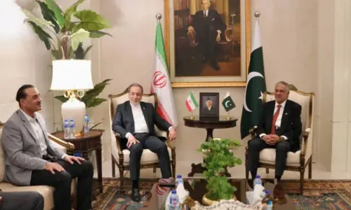 Araghchi meets Field Marshal Asim Munir, presents Iran&rsquo;s response