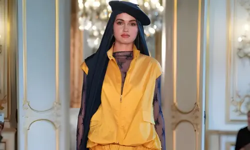 پیرس فیشن ویک میں مسلم ڈیزائنرز کا جادو: اسکارف اور بیریٹ ٹوپی کے ساتھ منفرد ملبوسات کی نمائش