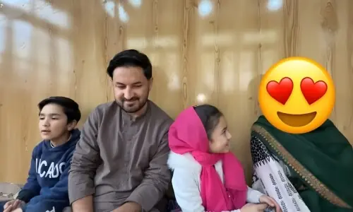 ننھے یوٹیوبرز شیراز اور مسکان کی والدہ کی پہلی یوٹیوب ویڈیو