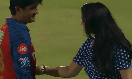 پنجاب کنگز کی تاریخی فتح، پریتی زنٹا نے اپنے کھلاڑی کو مُکّا دے مارا