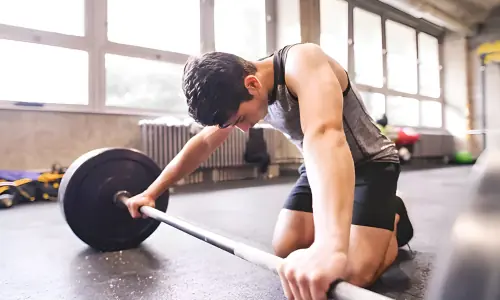 جم میں ورزش کے دوران نوجوان فالج کا شکار، وجوہات اور بچاؤ کی تدابیر جانیے