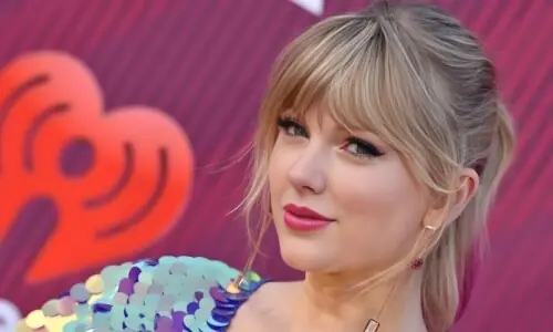 امریکی گلوکارہ ٹیلر سوئفٹ نے اپنی آواز اور شخصیت ٹریڈ مارک کرنے کی درخواست دائر کر دی