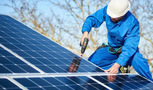 حکومت نے 25 کلو واٹ یا کم سولر صارفین کے لیے لائسنس کی شرط ختم کردی