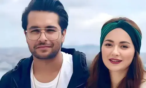 Hania Aamir&rsquo;s &lsquo;red bandana&rsquo; fuels speculation of reunion with Asim Azhar