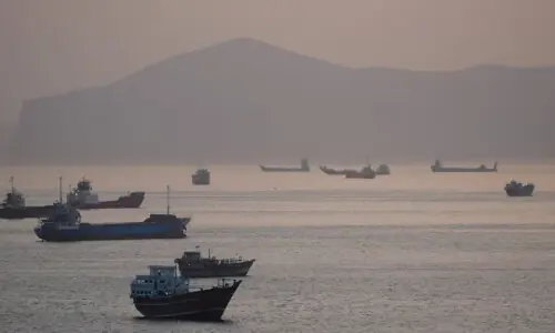Iran warns US navy to stay clear of Strait of Hormuz