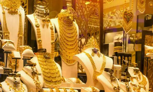 Gold prices surge sharply in local and global markets