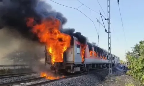 بھارت: ٹرین میں خوفناک آگ، 68 مسافر موت کے منہ میں جانے سے بچ گئے