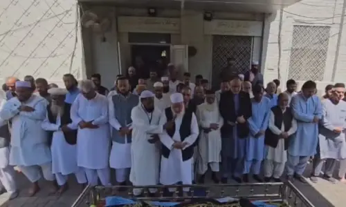 Veteran journalist Altaf Hassan Qureshi laid to rest in Lahore