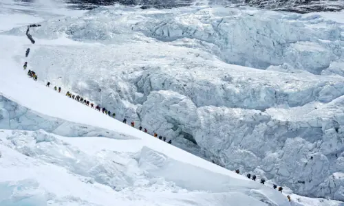 275 climbers conquer Everest in a single day, breaking all records