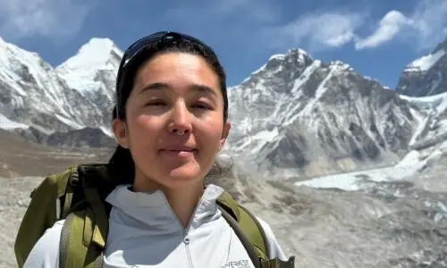 ذکیہ احمد دنیا کی بلند ترین چوٹی ماؤنٹ ایورسٹ سر کرنے والی پہلی افغان خاتون بن گئیں