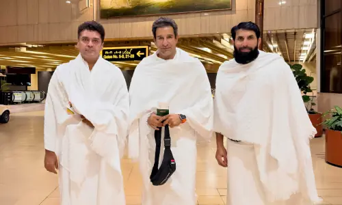 حج یا پکنک؟ وسیم اکرم اور ساتھیوں کا ناقدین کو کرارا جواب