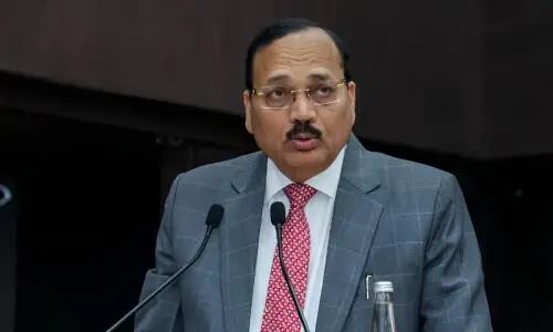نوجوانوں کو کاکروچ کہنے والے بھارتی چیف جسٹس کو برطانیہ میں شرمندگی کا سامنا