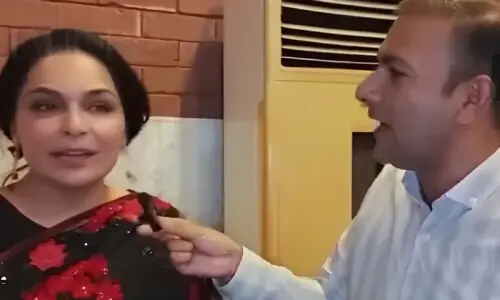 'سائیکو' کہنے پر اداکارہ میرا لائیو انٹرویو میں پھٹ پڑیں