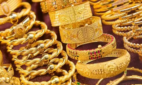 Gold surges as per tola price jumps Rs10,800