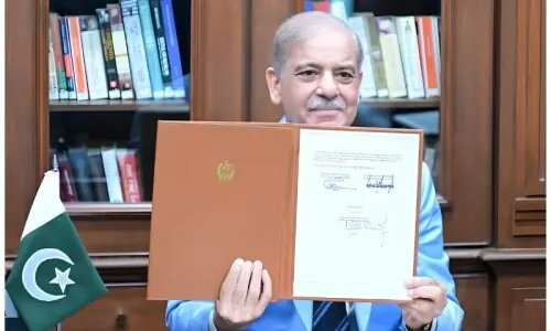 PM Shehbaz signs US-Iran &lsquo;Islamabad MoU&rsquo; as mediator