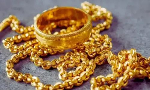 Gold prices plunge as per tola rate drops by Rs10,400