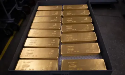 Gold prices fall sharply in local, international markets