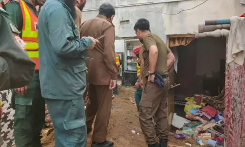 لاہور حادثہ: 'بیوی گھر چلانے کے لیے ٹیوشن پڑھاتی تھی، غربت کی وجہ سے نئی چھت نہیں ڈلوا سکا': مکان مالک