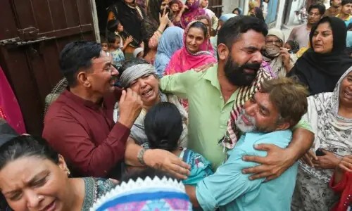 ٹیوشن حادثہ: صدمے میں مبتلا ماں کو بچوں کا انتظار، ٹیچر کی اپنی بیٹی بھی جاں بحق