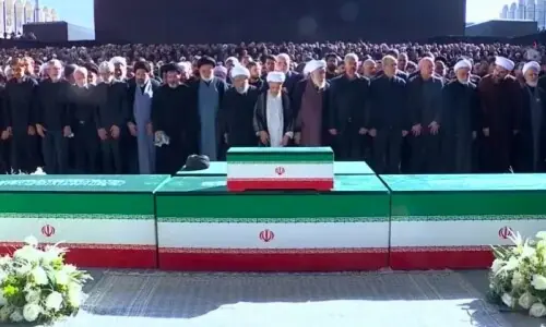 ایران کے سابق سپریم لیڈر آیت اللہ خامنہ ای اور ان کے اہلِ خانہ کی نماز جنازہ ادا کر دی گئی